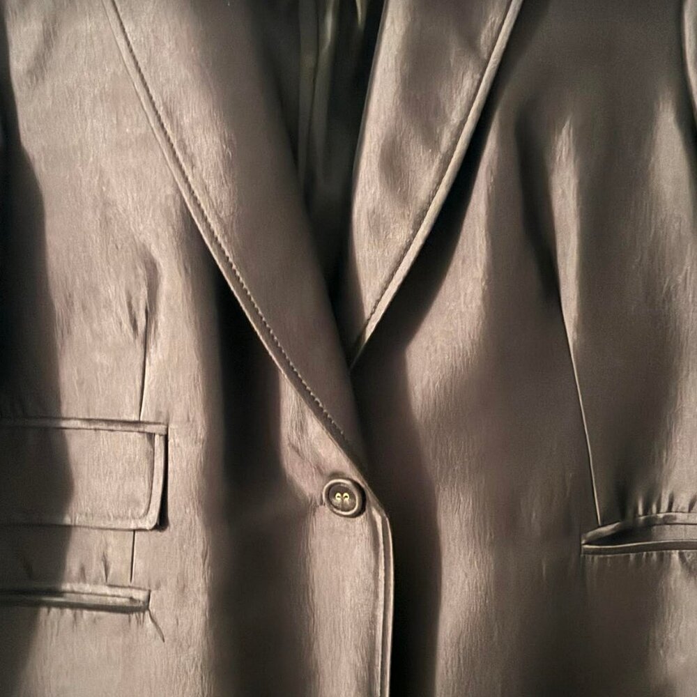 BEAUTIFUL DKNY silk and wool coat with pockets and cloth covered buttons - Picture 5 of 8